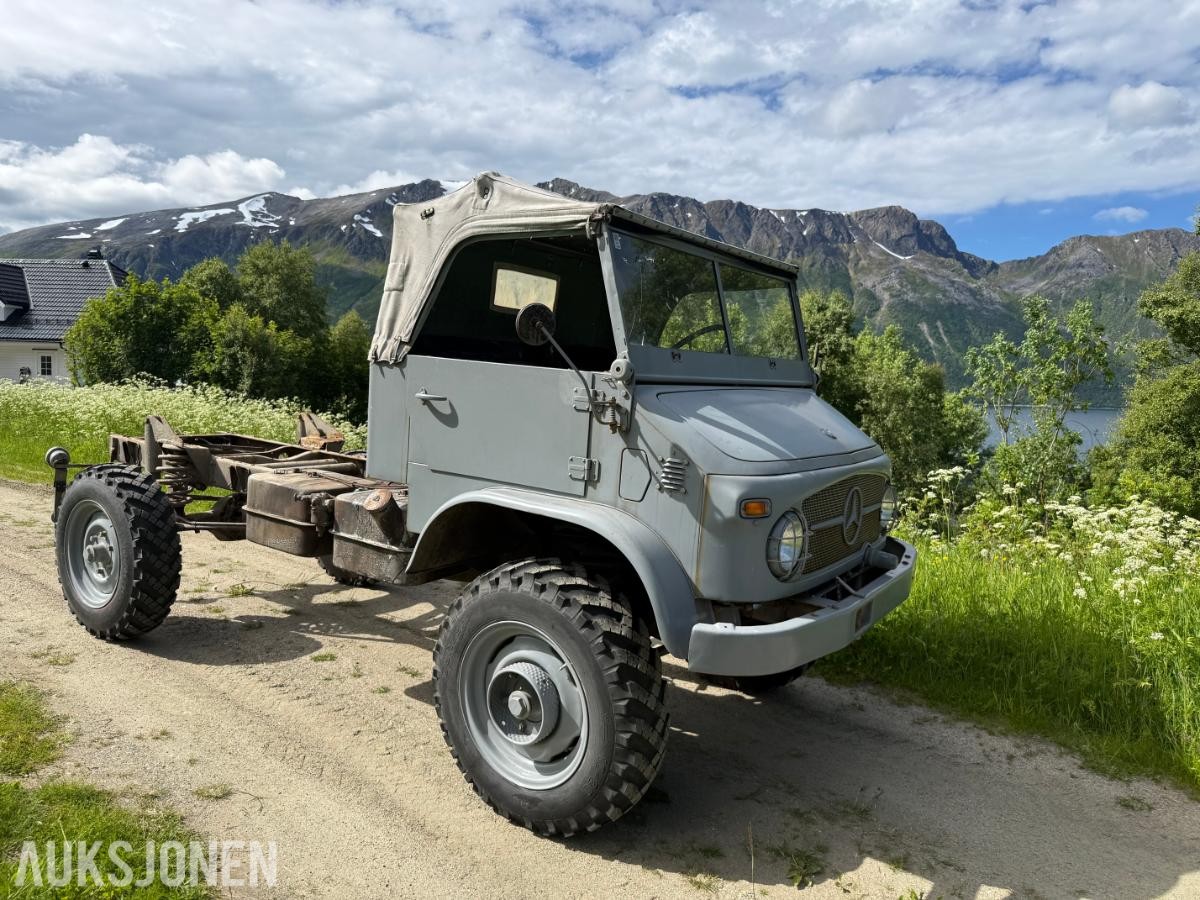 1964 Mercedes-Benz Unimog 404s med 2.2L M180 Bensin 6-Sylinder