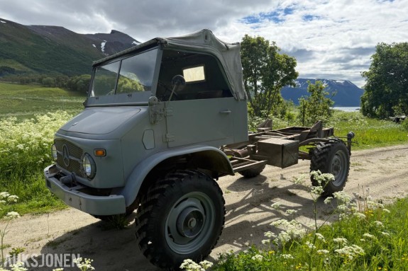 1964 Mercedes-Benz Unimog 404s med 2.2L M180 Bensin 6-Sylinder