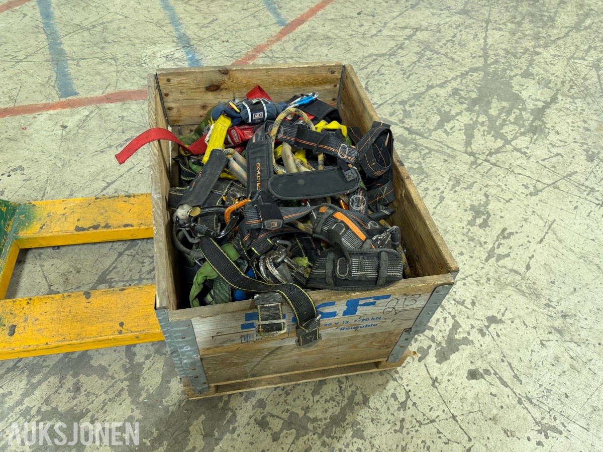 Pall med fallsikringsutstyr og sikkerhetsseler - ukjent stand