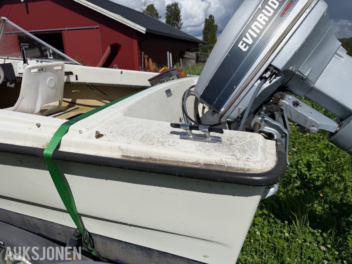 17 fot glassfiberbåt med 50 hk og henger