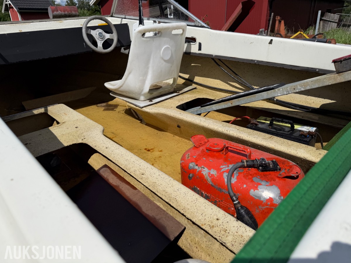 17 fot glassfiberbåt med 50 hk og henger