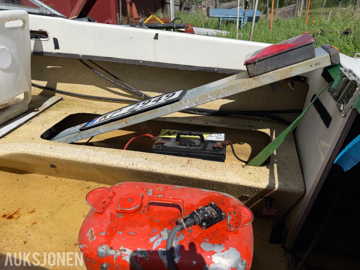 17 fot glassfiberbåt med 50 hk og henger