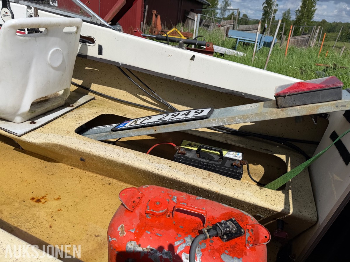 17 fot glassfiberbåt med 50 hk og henger