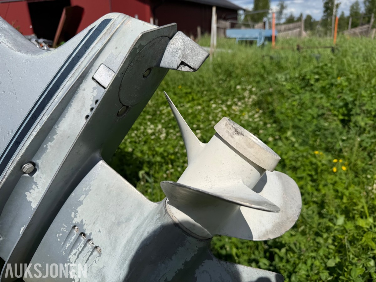 17 fot glassfiberbåt med 50 hk og henger