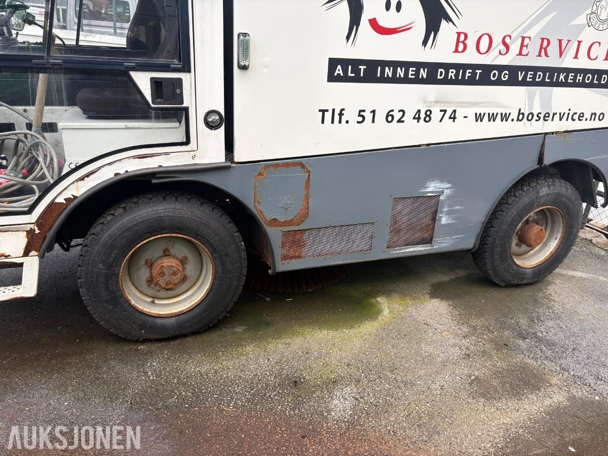 2007 Aebi MFH 5000 Redskapsbærer/sopebil