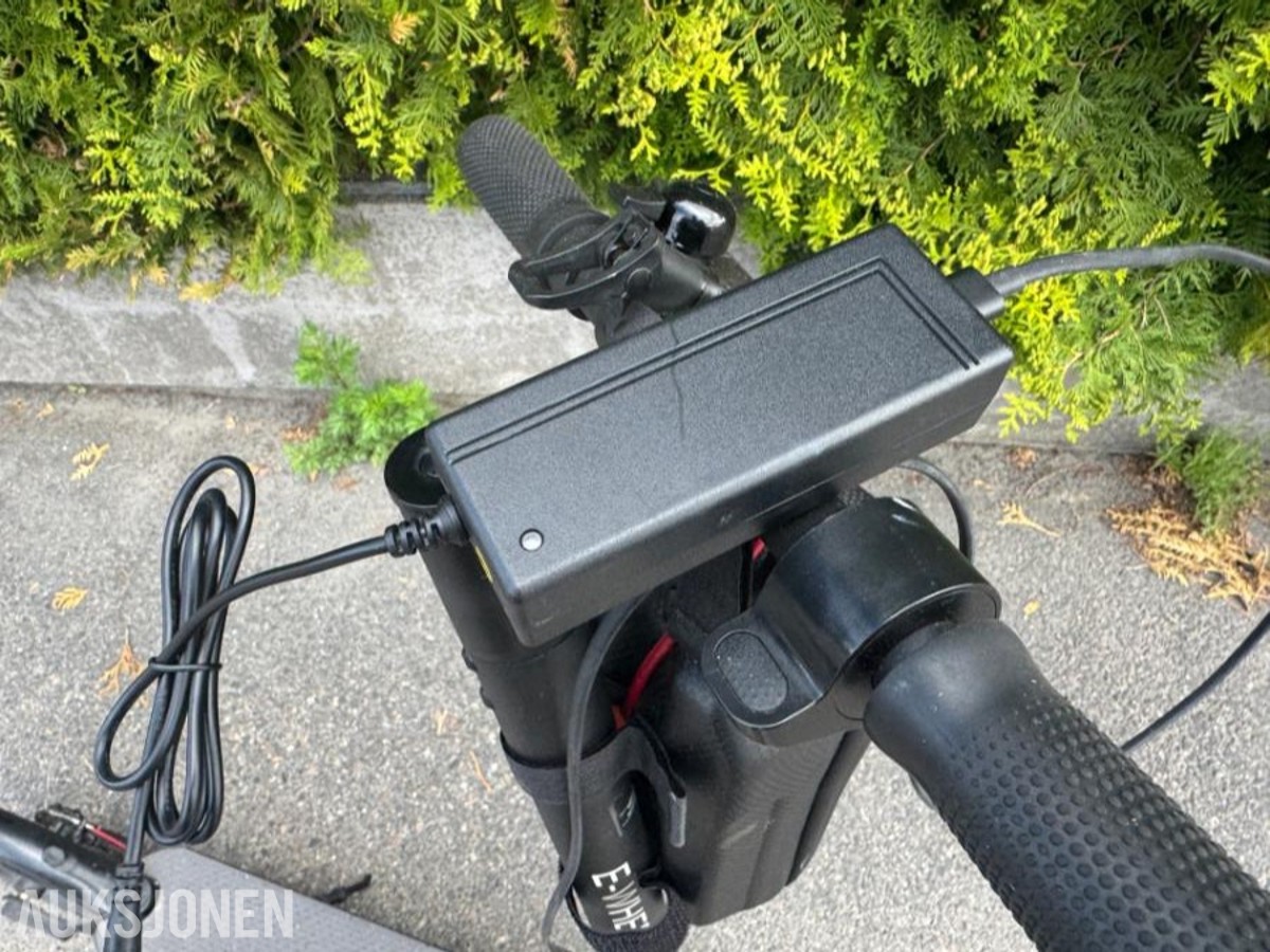 E-Wheels E2S V2 Elektrisk Sparkesykkel - Repobjekt
