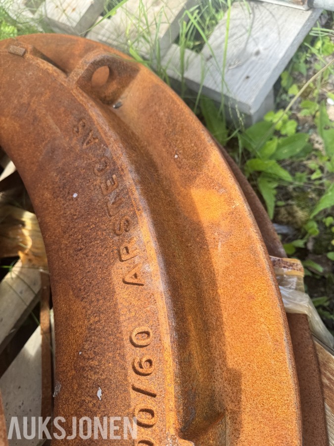 Ca 30 stk støpejernselementer - Kumlokk / Rister / Floatring