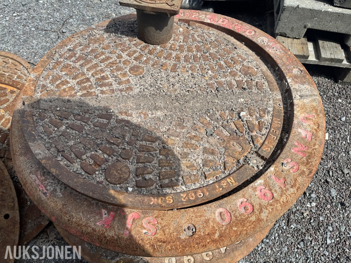 Ca 30 stk støpejernselementer - Kumlokk / Rister / Floatring