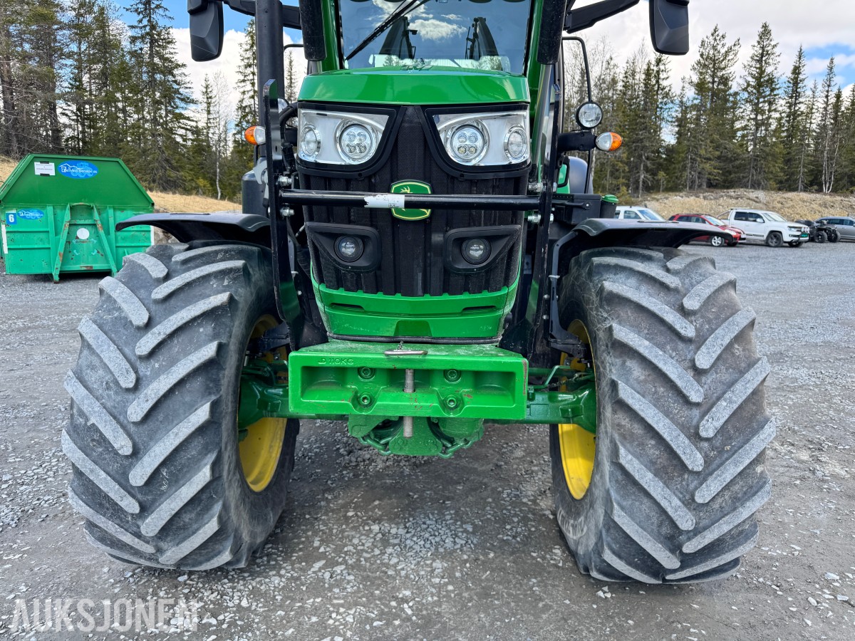 2021 John Deere 6155R med laster