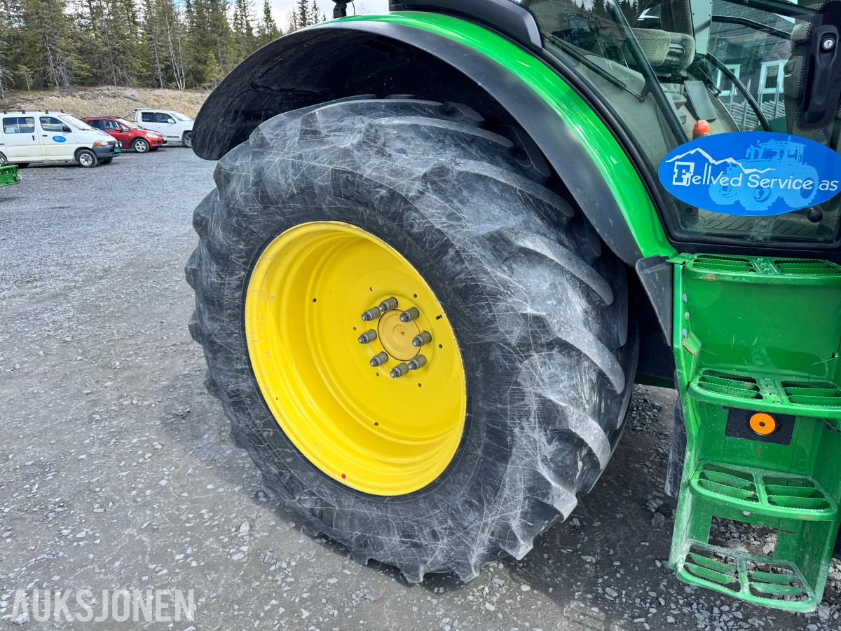 2021 John Deere 6155R med laster