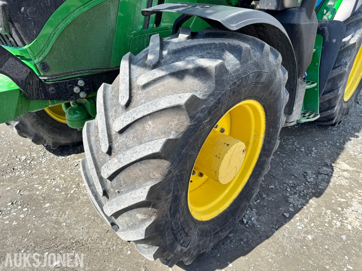 2021 John Deere 6155R med laster