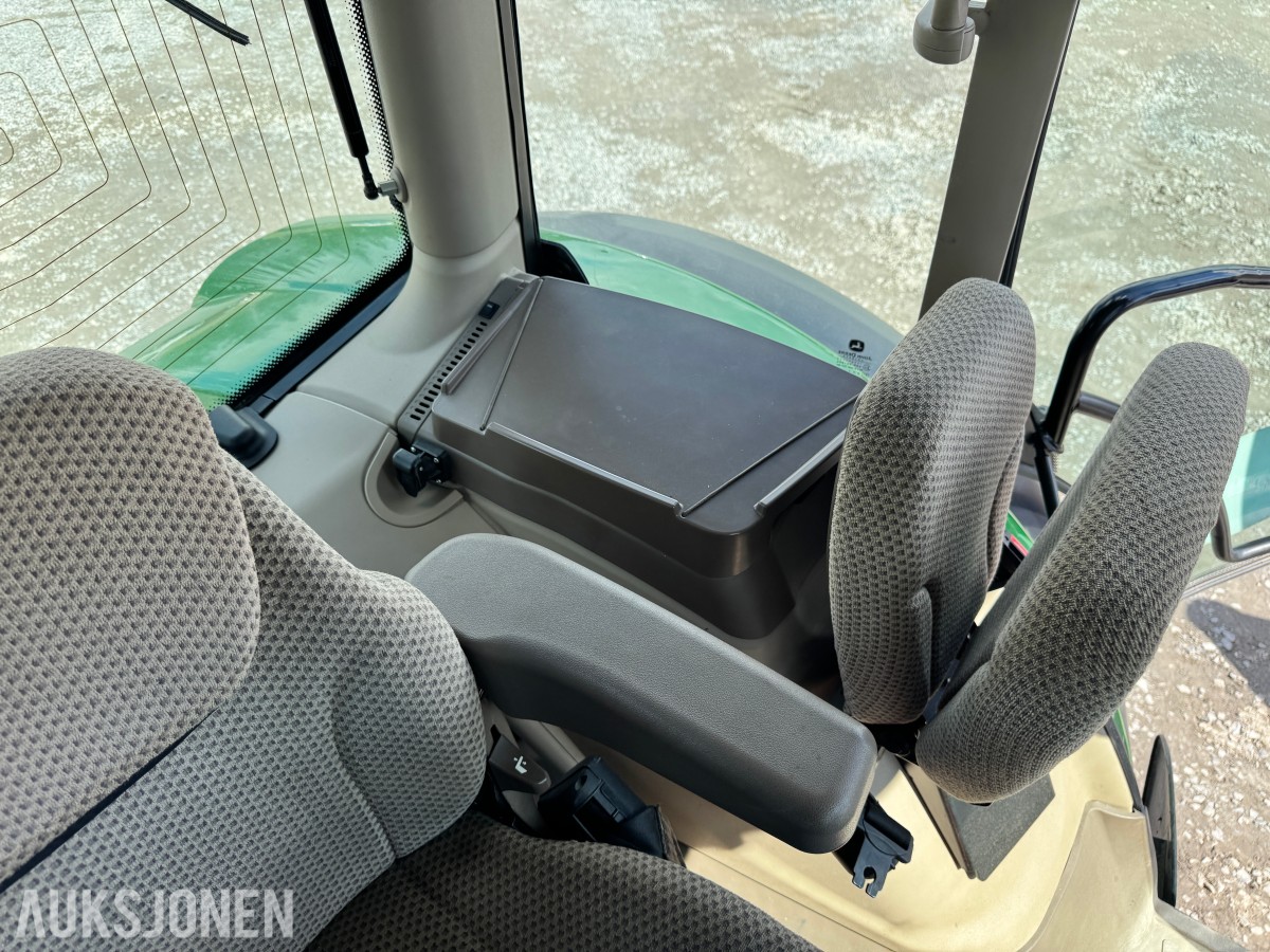 2021 John Deere 6155R med laster