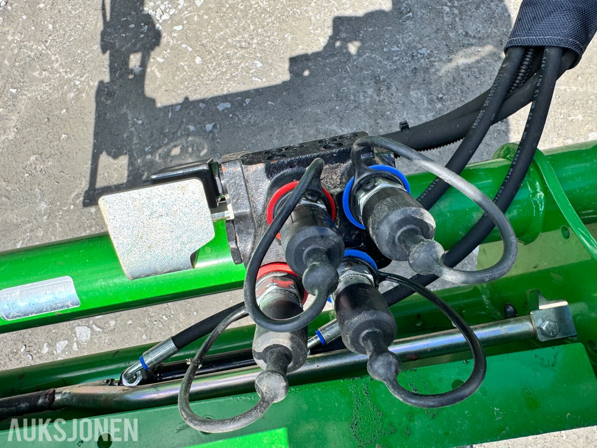 2021 John Deere 6155R med laster