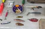 Fiskeutstyrspakke - Fiskestang, sneller, sluker, fluer, krokkasse og tilbehør