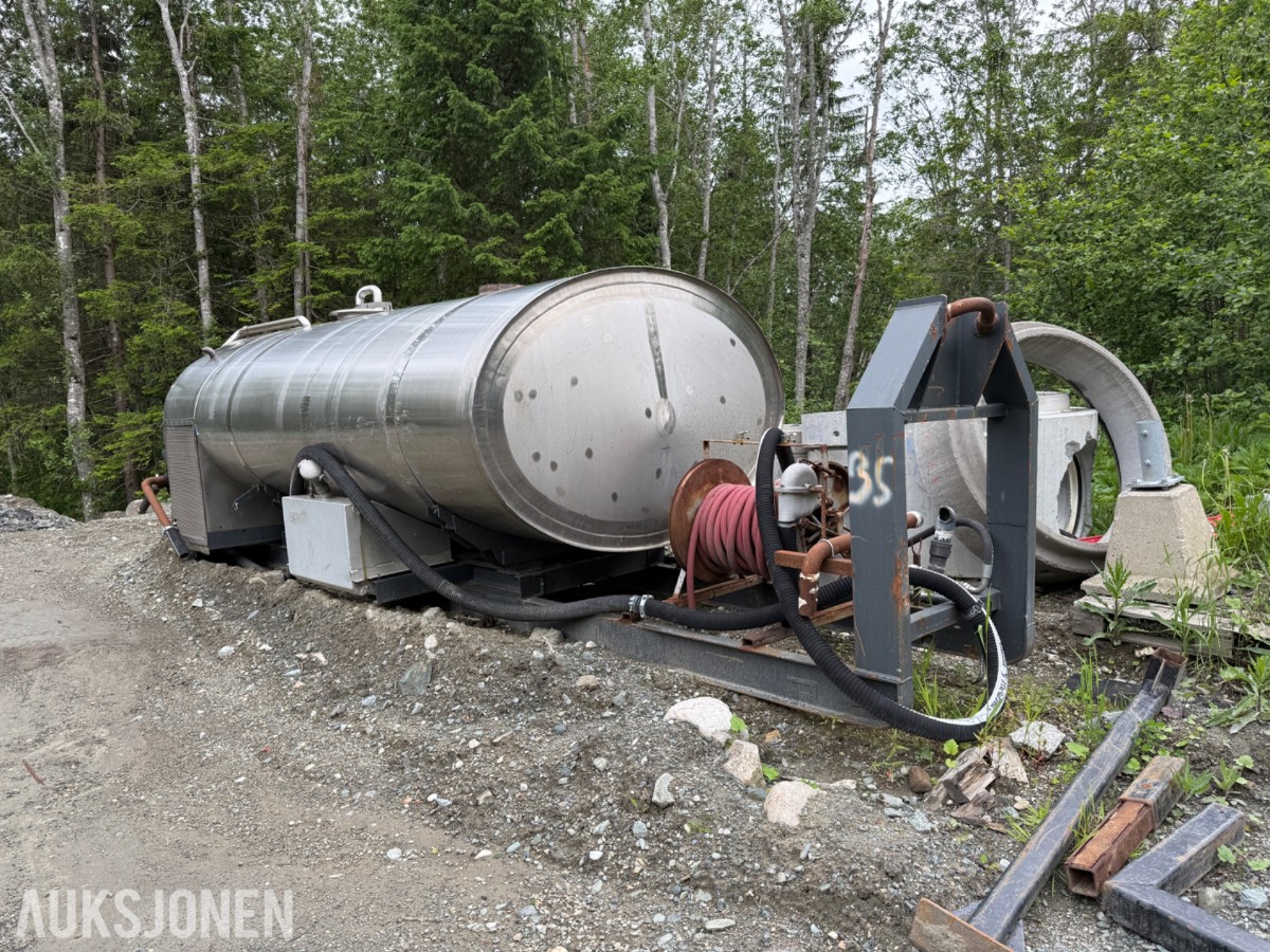 Vanntank på krokramme