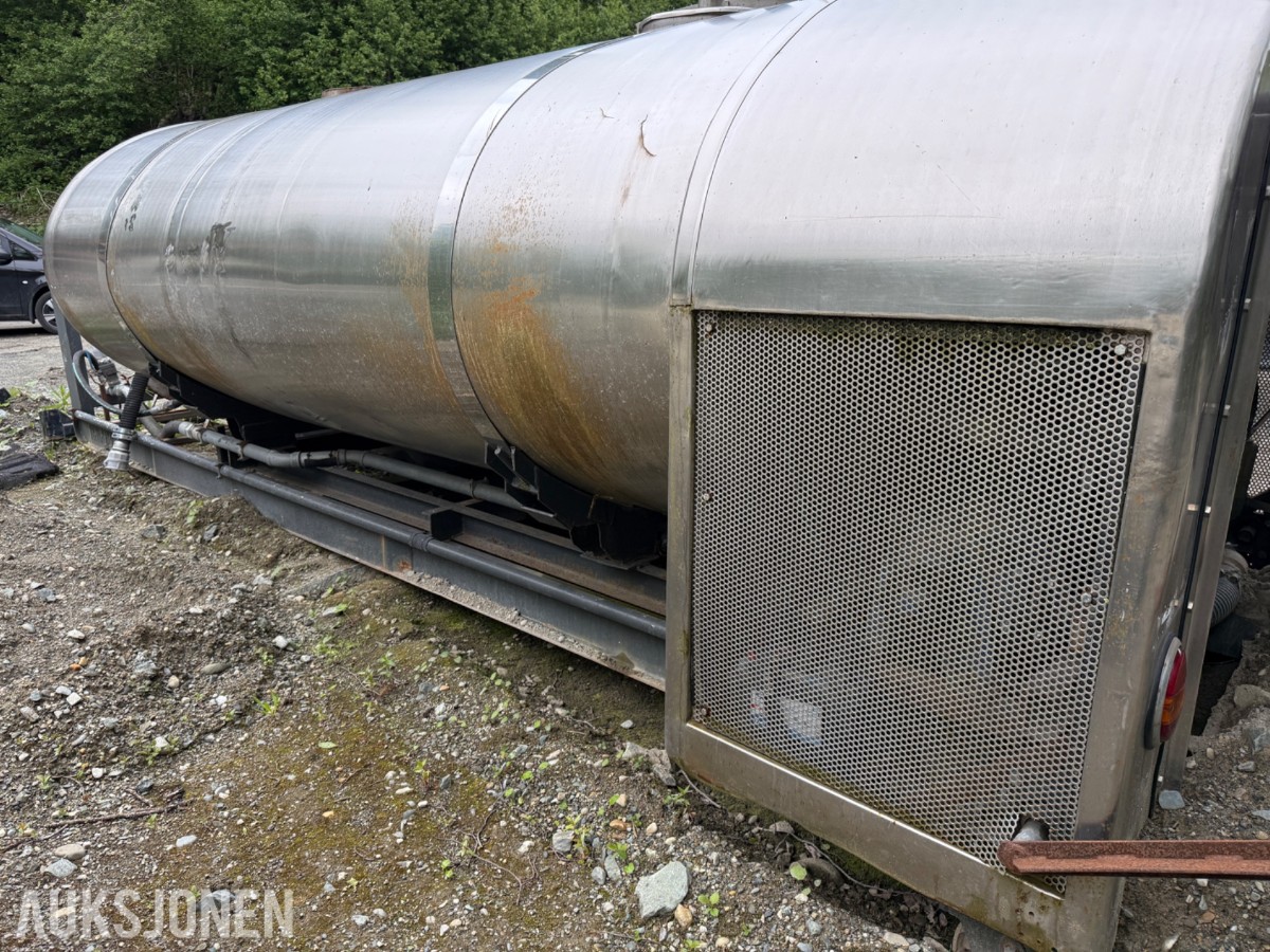 Vanntank på krokramme