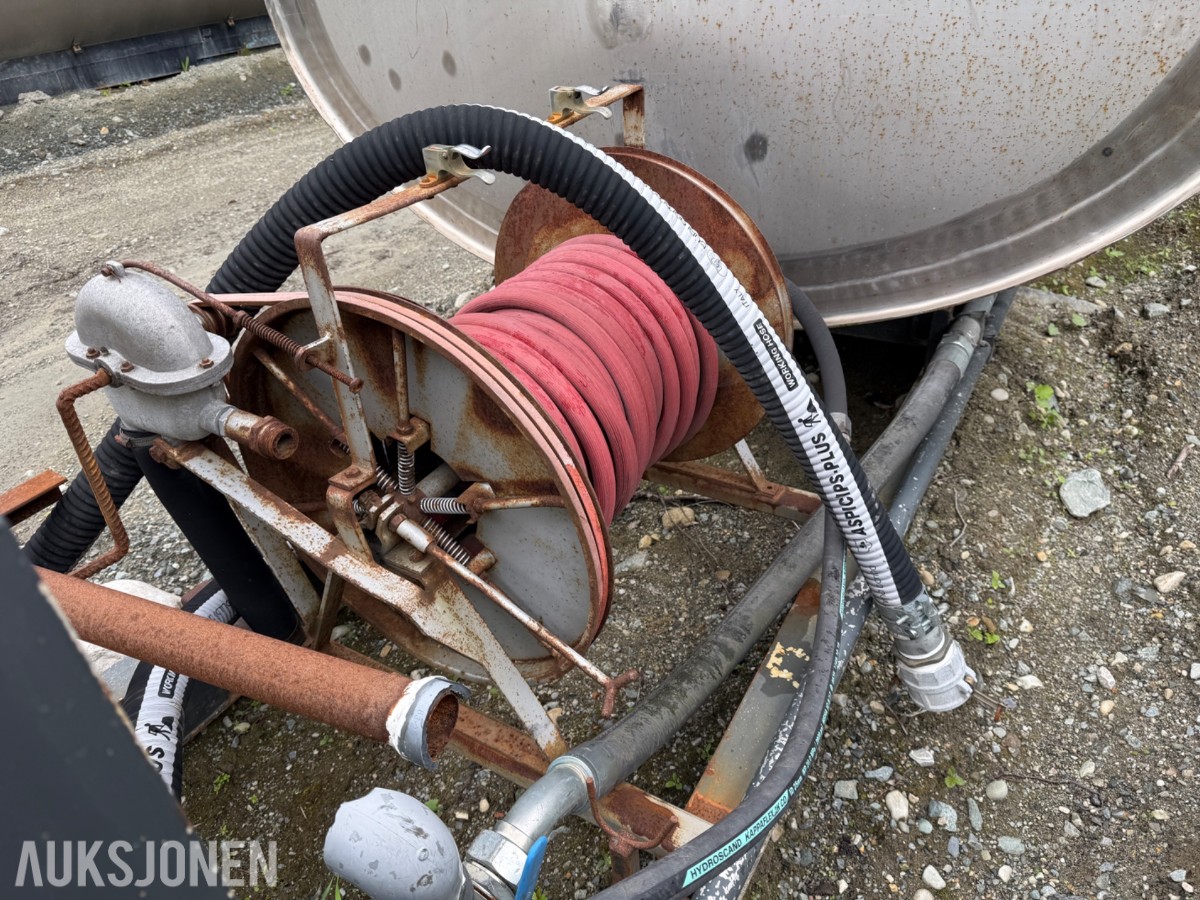 Vanntank på krokramme