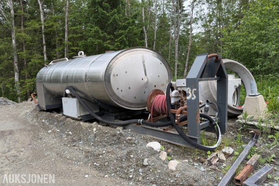 Vanntank på krokramme