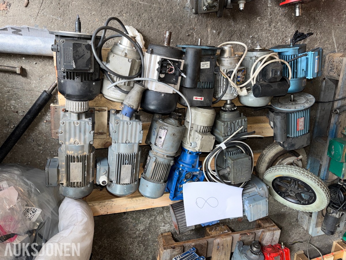 PARTI ELEKTRISKE MOTORER OG GIRKASSER – CA. 14 ENHETER