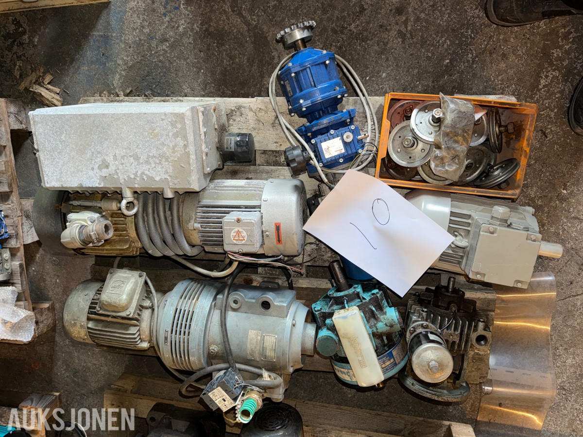 PARTI INDUSTRIMOTORER, VAKUUMPUMPER OG KOMPONENTER