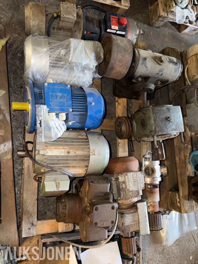 PARTI INDUSTRIMOTORER, GIRKASSER OG PUMPEKOMPONENTER
