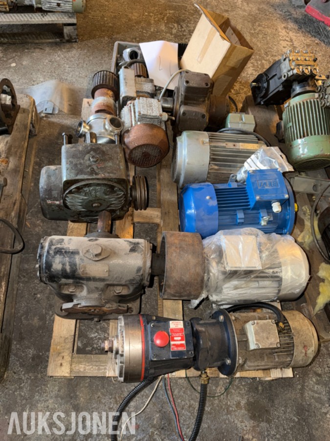 PARTI INDUSTRIMOTORER, GIRKASSER OG PUMPEKOMPONENTER