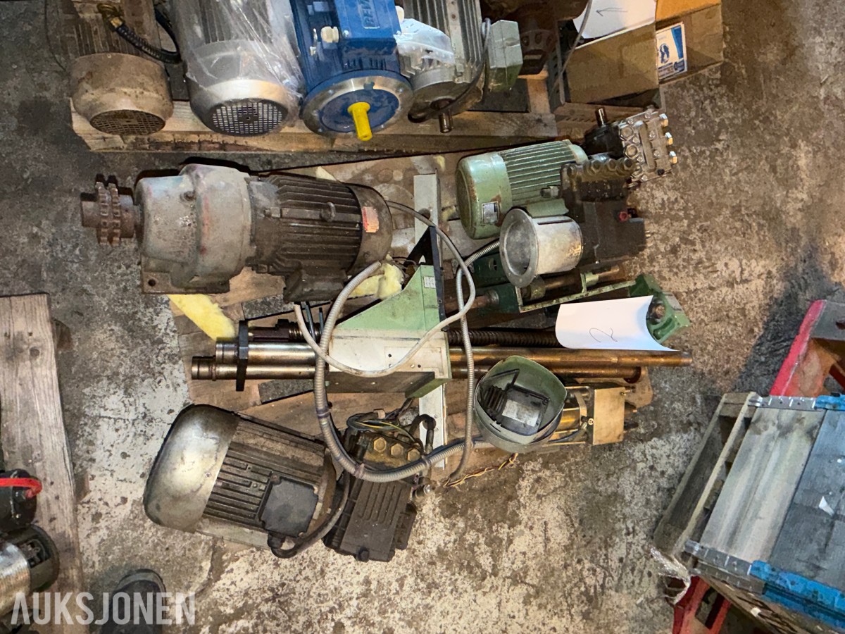PARTI INDUSTRIKOMPONENTER MED ELEKTROMOTORER, PUMPER OG MEKANISKE DELER