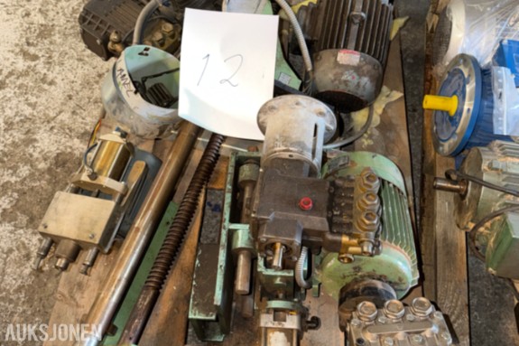 PARTI INDUSTRIKOMPONENTER MED ELEKTROMOTORER, PUMPER OG MEKANISKE DELER