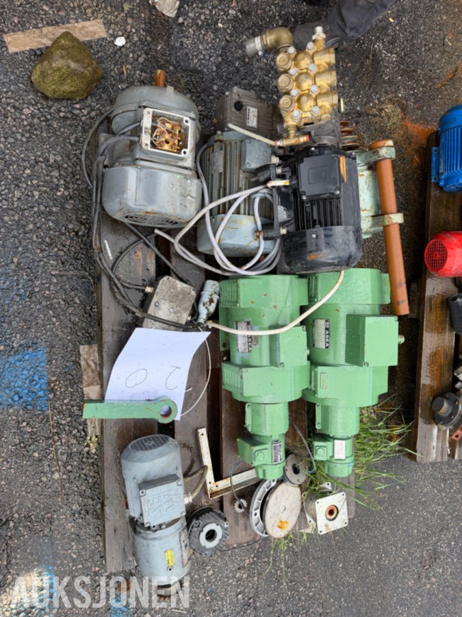 PARTI MED HØYTRYKKSPUMPE, GIRMOTORER OG ELEKTROMOTORER