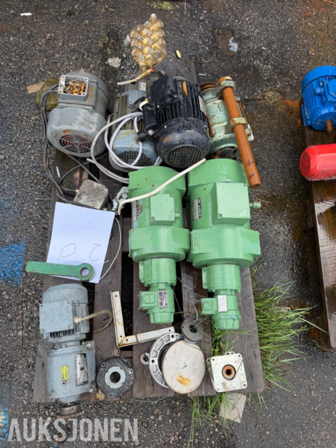 PARTI MED HØYTRYKKSPUMPE, GIRMOTORER OG ELEKTROMOTORER