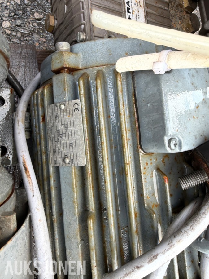 PARTI MED HØYTRYKKSPUMPE, GIRMOTORER OG ELEKTROMOTORER