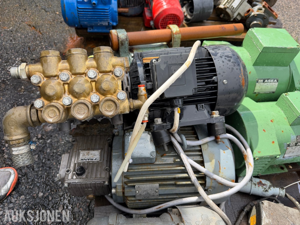 PARTI MED HØYTRYKKSPUMPE, GIRMOTORER OG ELEKTROMOTORER