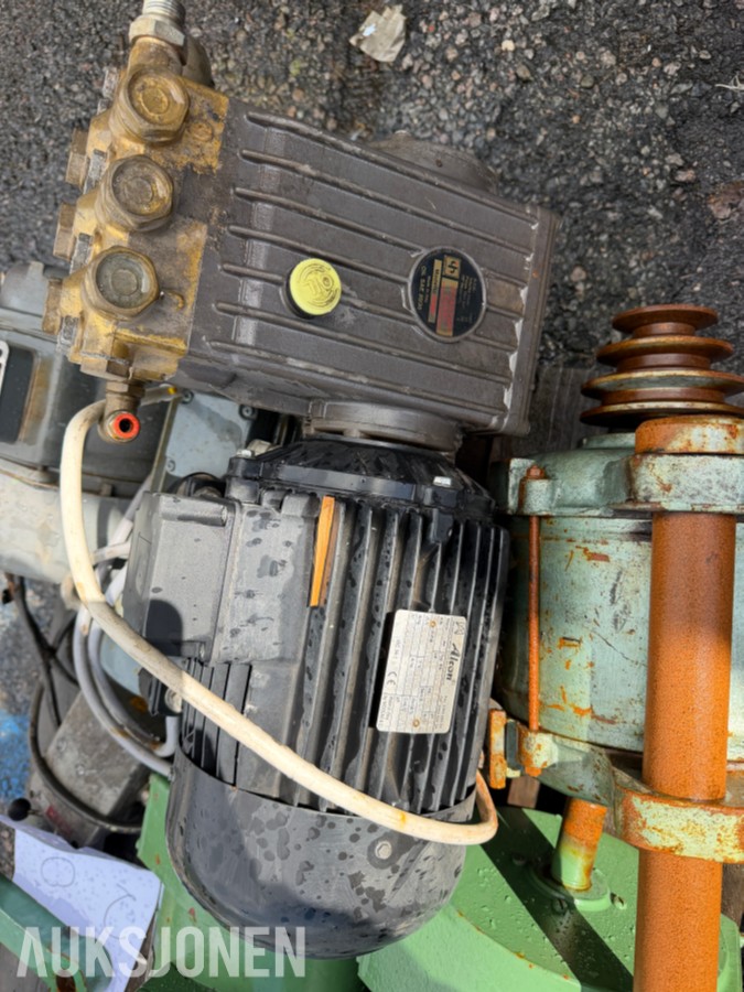 PARTI MED HØYTRYKKSPUMPE, GIRMOTORER OG ELEKTROMOTORER