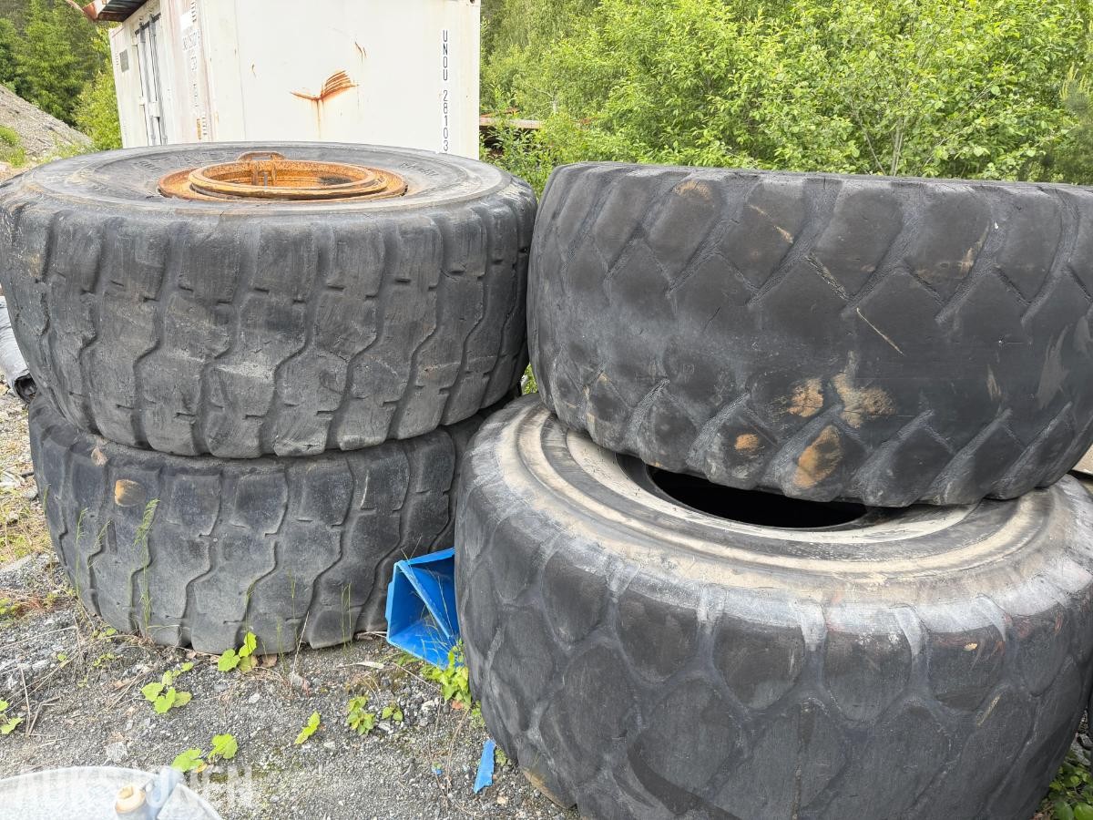 4 stk industridekk / maskindekk med felger
