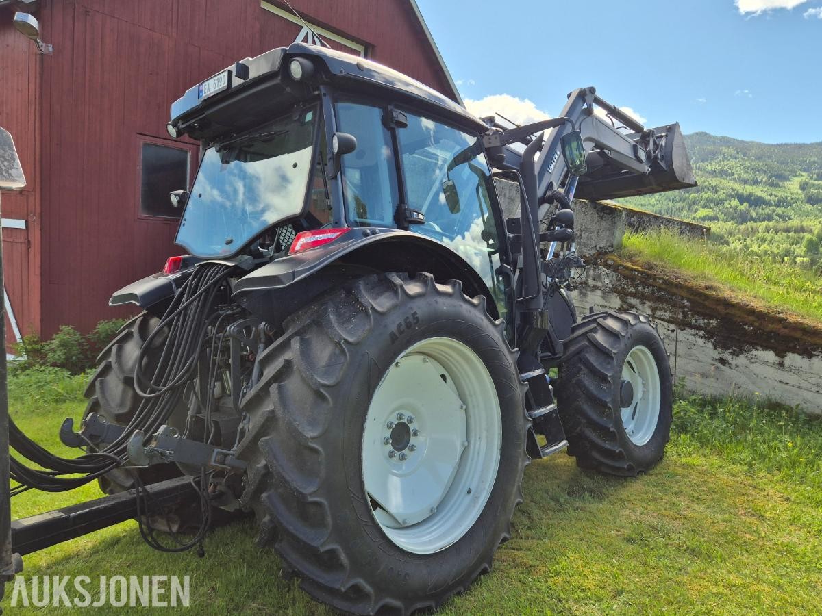 2021 Valtra A114 med laster