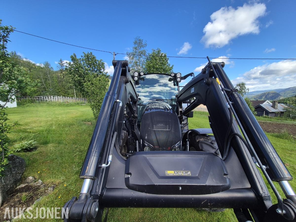 2021 Valtra A114 med laster