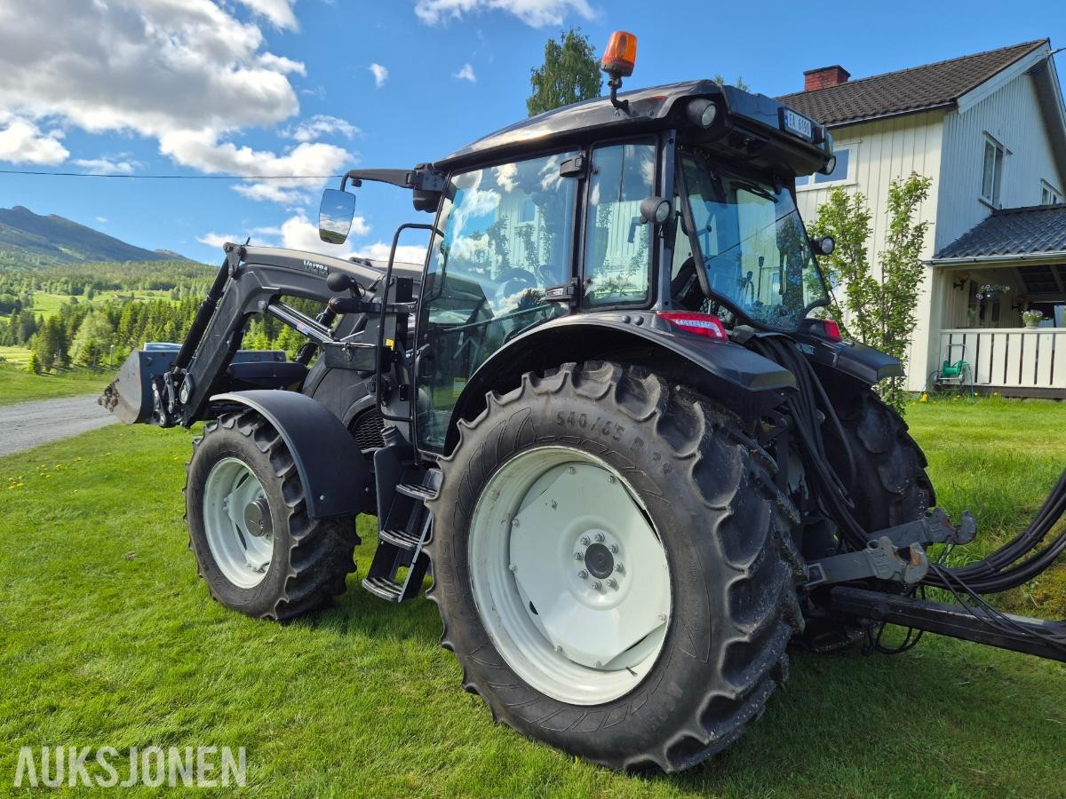 2021 Valtra A114 med laster