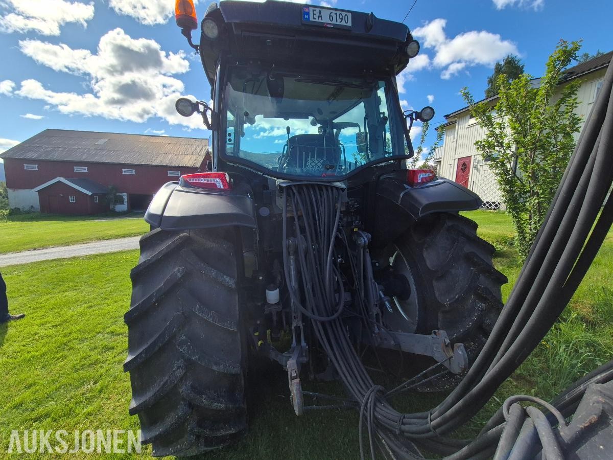 2021 Valtra A114 med laster
