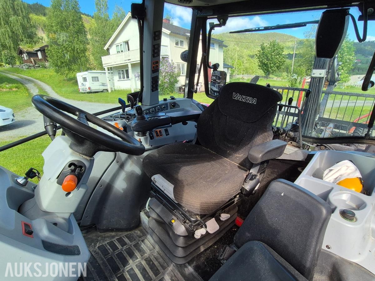 2021 Valtra A114 med laster