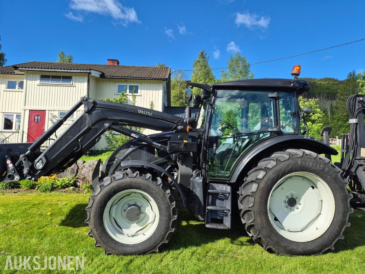 2021 Valtra A114 med laster