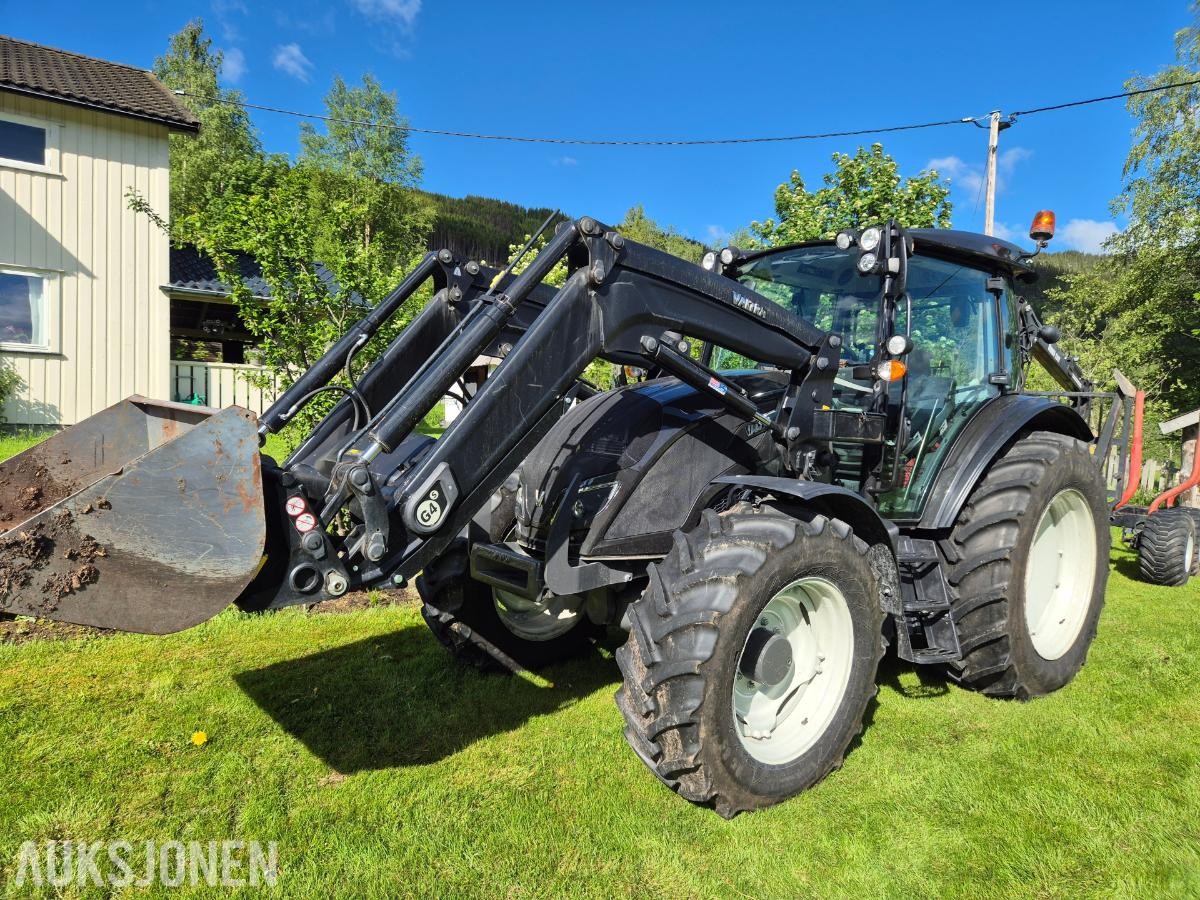 2021 Valtra A114 med laster