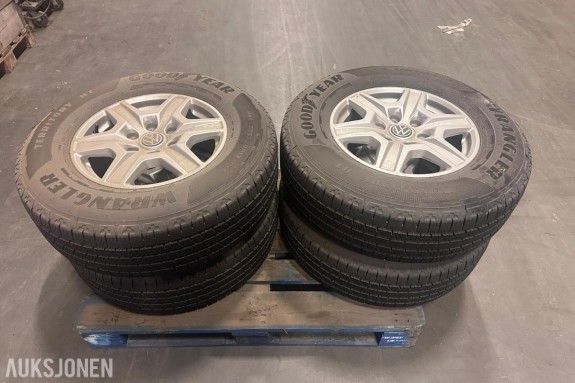 4 stk. Goodyear Wrangler HT dekk på VW Amarok-felger 255/70 R17 / M+S-