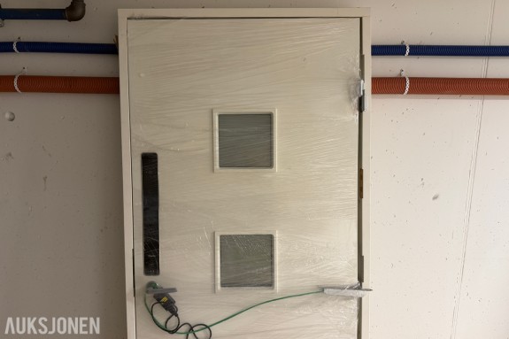 NORDAN YTTERDØR MED 3 GLASSFELT OG ELEKTRONISK DØRLÅS – CA. 100 X 210 CM