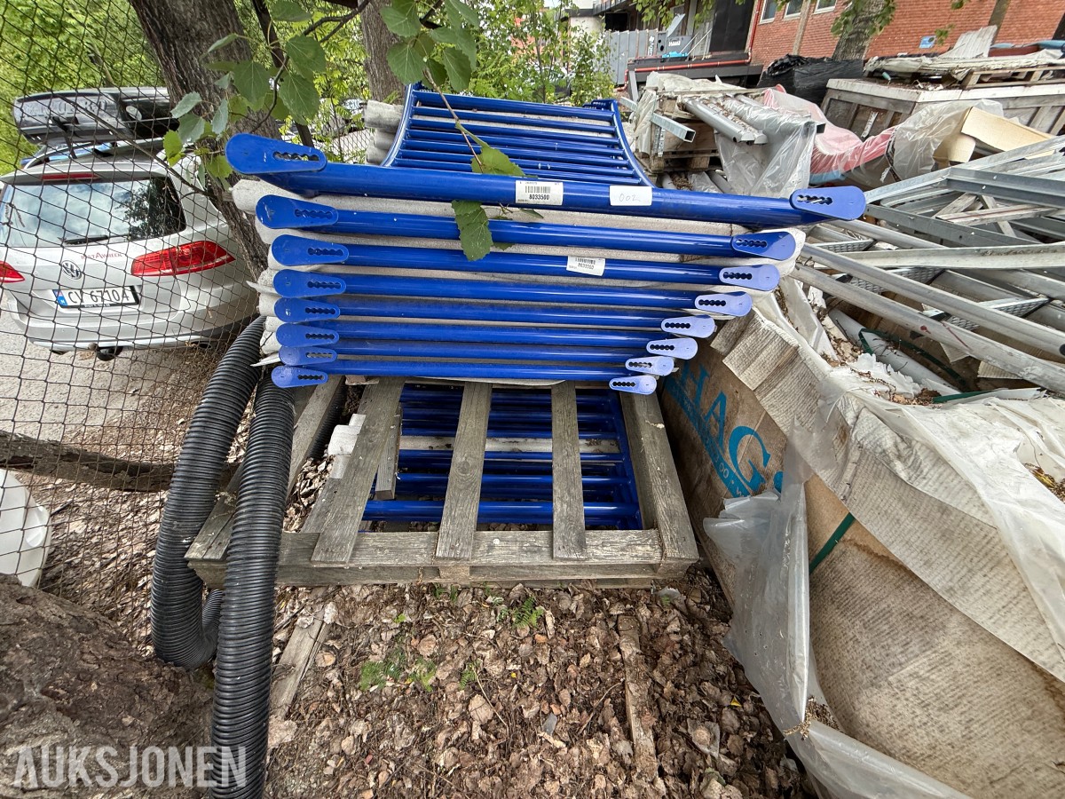 Parti blå stålrekkverk / byggegjerde-elementer – selges samlet