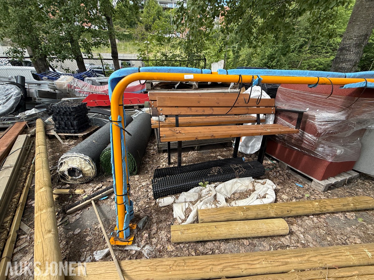 Parkbenk og stolper til uteområde