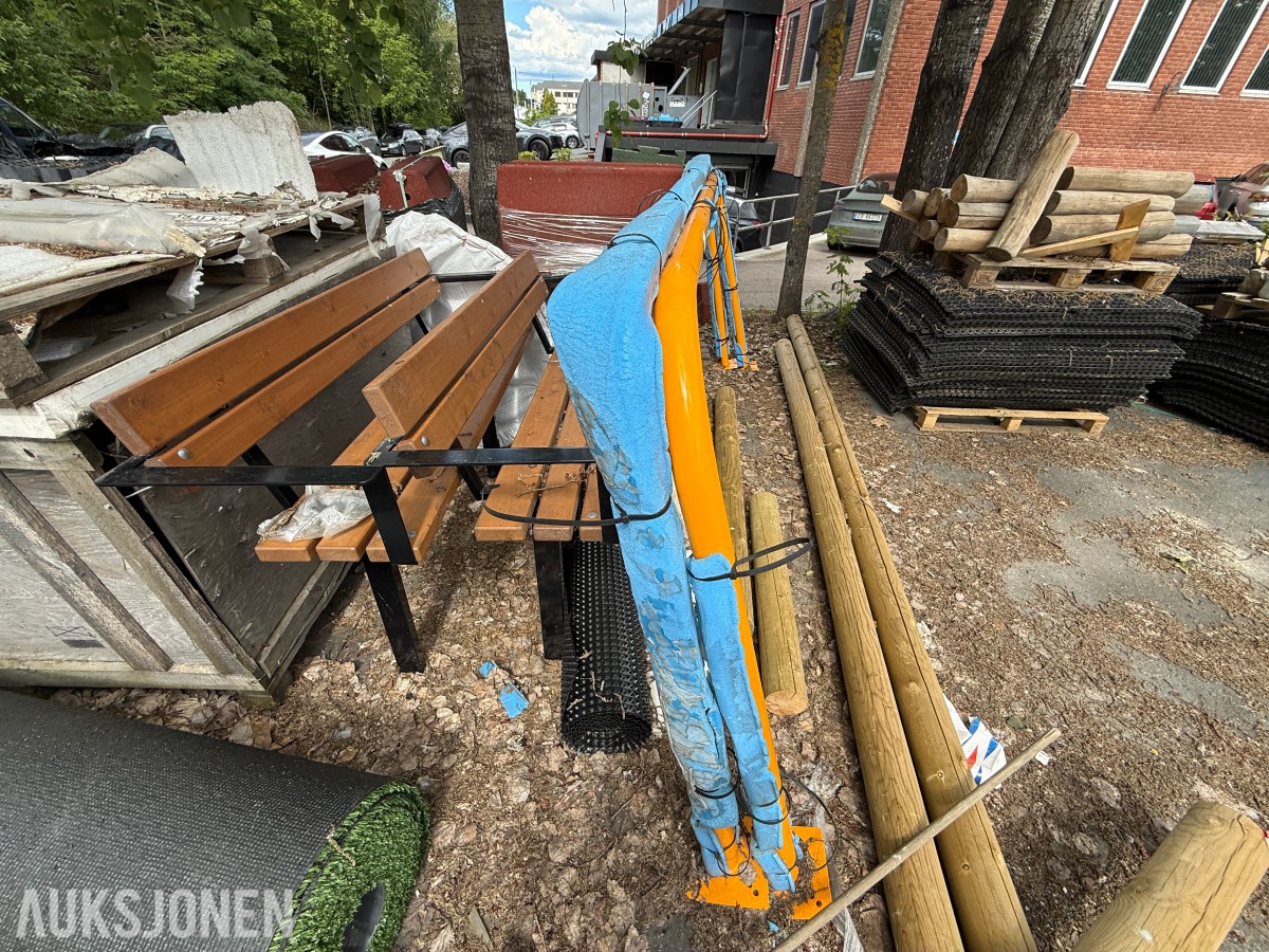 Parkbenk og stolper til uteområde