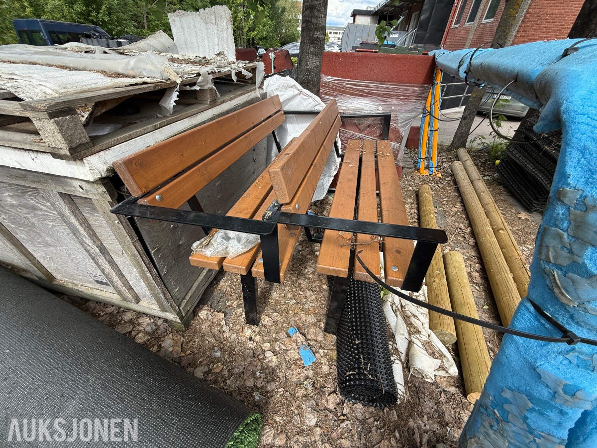 Parkbenk og stolper til uteområde