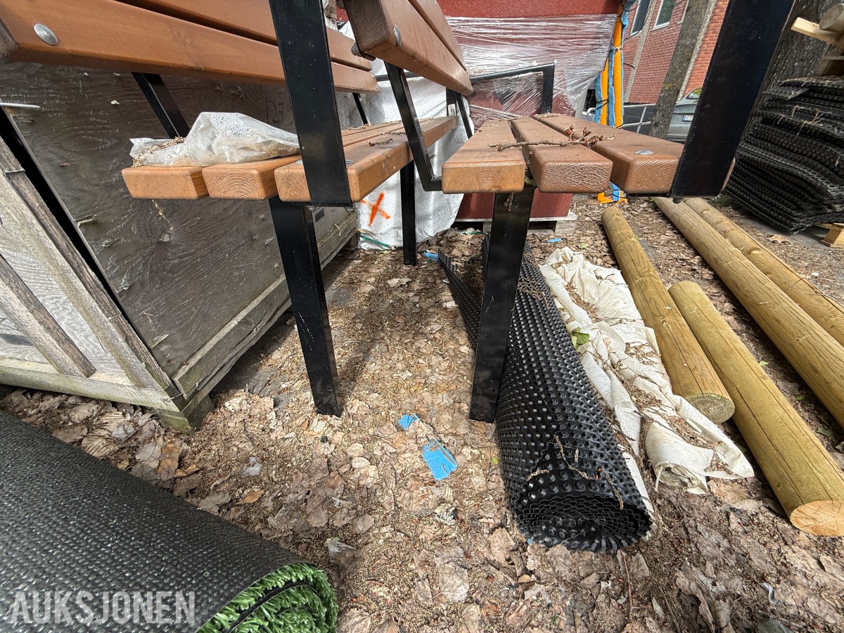 Parkbenk og stolper til uteområde