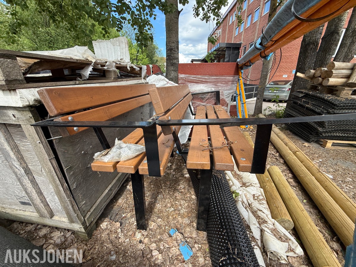 Parkbenk og stolper til uteområde