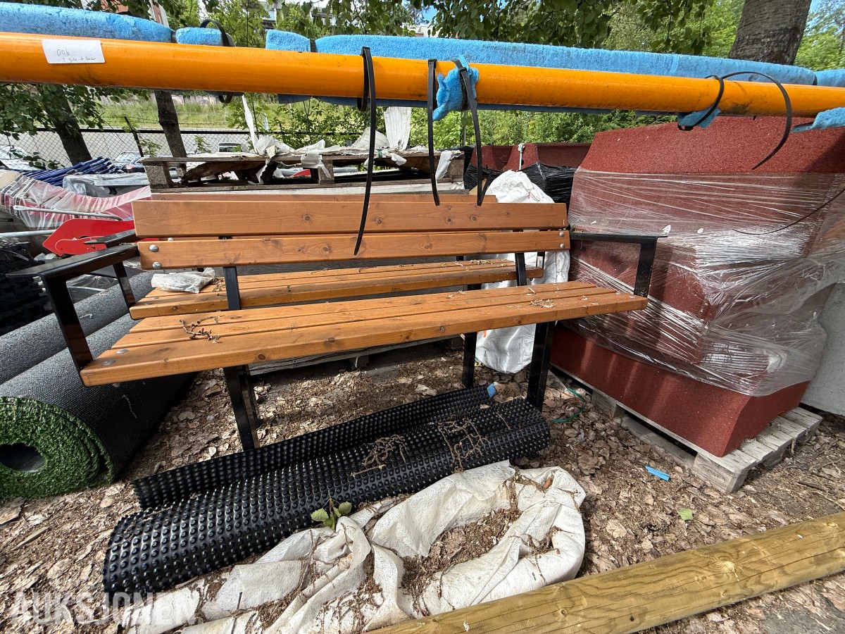 Parkbenk og stolper til uteområde